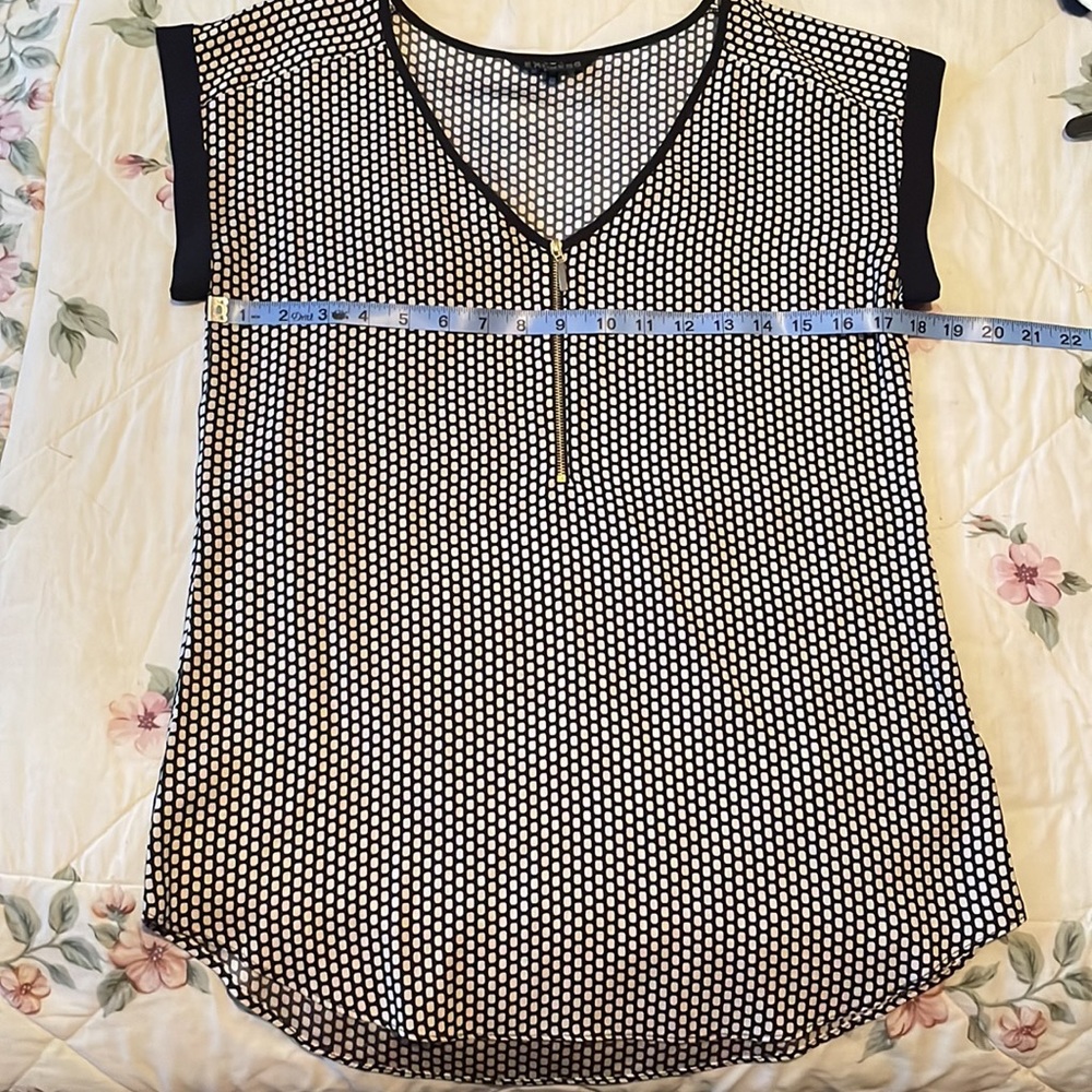 Express Small Front Zipper Top - Picture 3 of 3